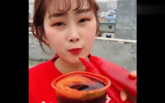 两个小姐姐挑战吃鸡皮肤,挑战极限！两位小姐姐勇闯“吃鸡”皮肤大作战