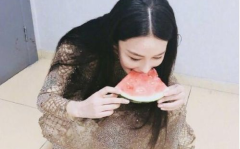 网红小雪吃瓜照片原视频,揭秘幕后原视频精彩瞬间