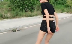 遛冰小姐姐,冰上舞者，冬日里的温暖风景