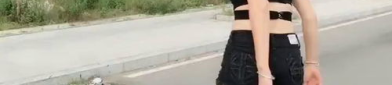 遛冰小姐姐,冰上舞者，冬日里的温暖风景