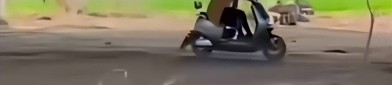 吃瓜视频最全观看女子骑车到桥底约会环顾一圈后钻进后车座男子蹲草丛全程吃瓜
